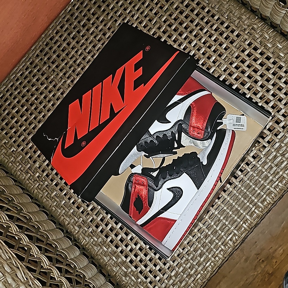 WMNS Air Jordan Retro High Satin Black Toe